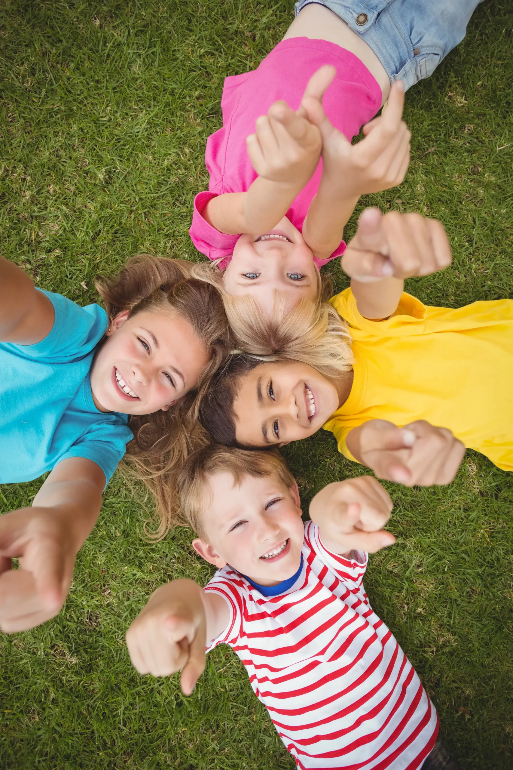 Niños aprendiendo inglés en Kent College Vícar