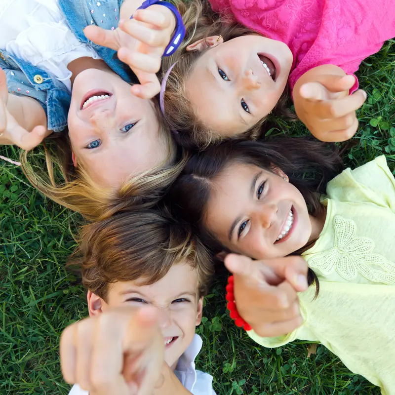 Niños aprendiendo inglés en Kent College Vícar