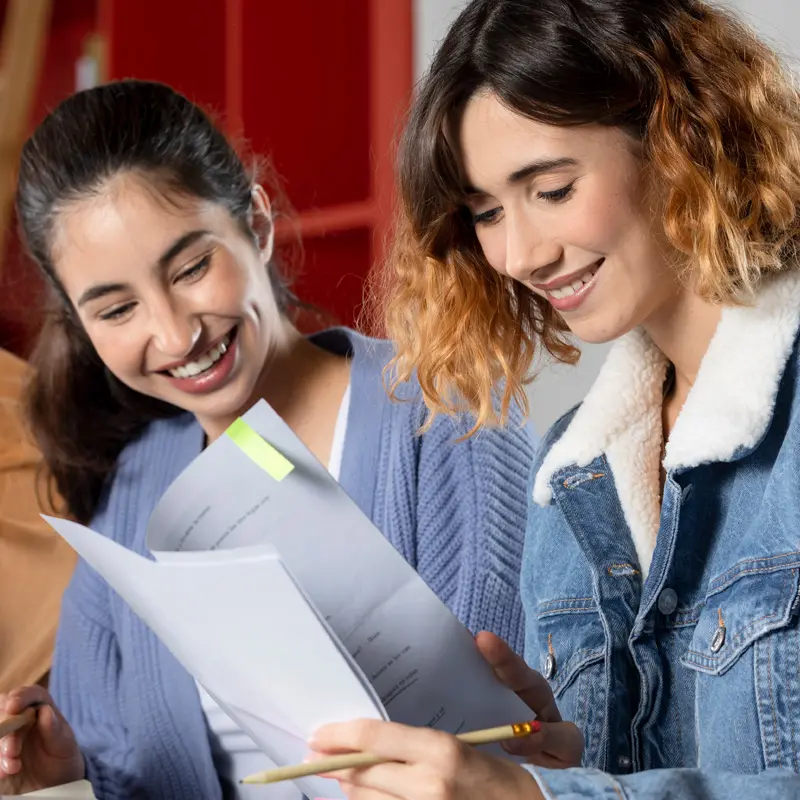 Jóvenes preparando exámenes Cambridge en Kent College Vícar